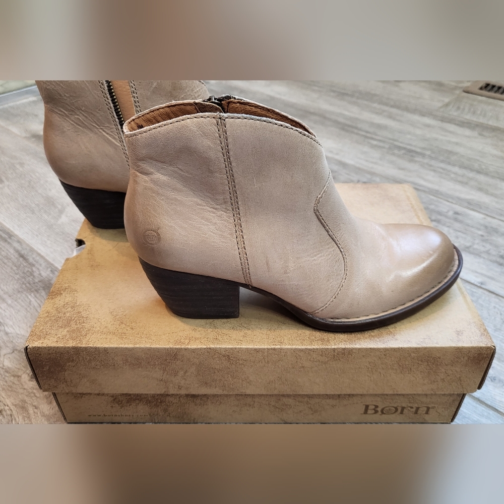 Born Womens Michel Almond Toe Ankle Boots, NWT, Size 8, Taupe, Western
